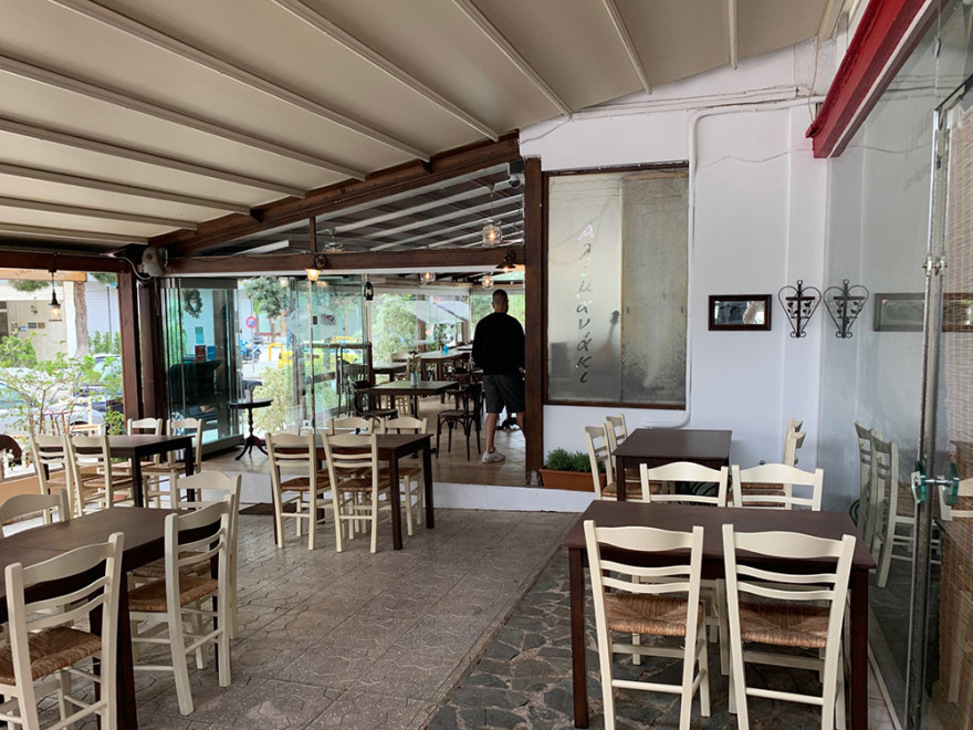 Η Ελλάδα γιορτάζει το Πάσχα με σούβλες, παραδοσιακά τραγούδια και... μέτρα!