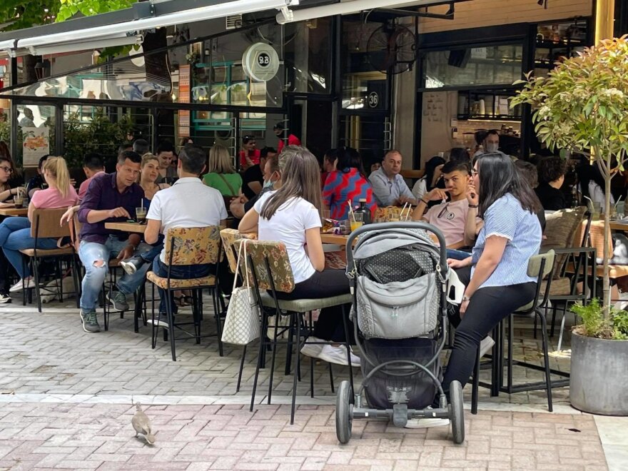 Λάρισα: Δεν πρόλαβαν να... ανοίξουν και γέμισαν οι καφετέριες  - Δείτε φωτογραφίες