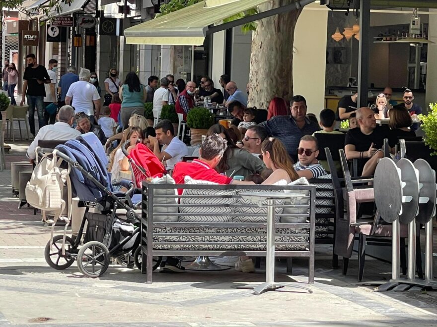 Λάρισα: Δεν πρόλαβαν να... ανοίξουν και γέμισαν οι καφετέριες  - Δείτε φωτογραφίες