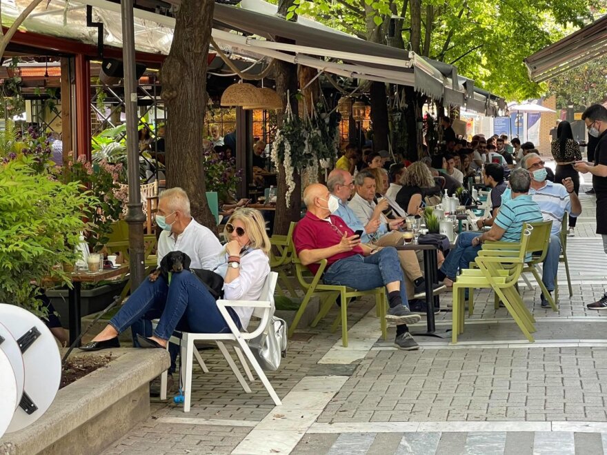 Λάρισα: Δεν πρόλαβαν να... ανοίξουν και γέμισαν οι καφετέριες  - Δείτε φωτογραφίες