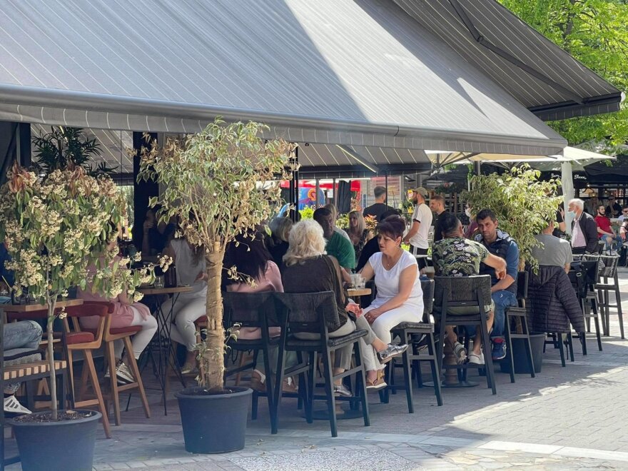 Λάρισα: Δεν πρόλαβαν να... ανοίξουν και γέμισαν οι καφετέριες  - Δείτε φωτογραφίες