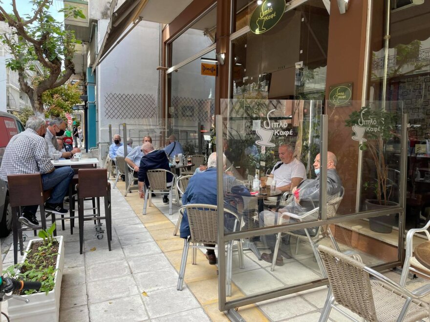 Λάρισα: Δεν πρόλαβαν να... ανοίξουν και γέμισαν οι καφετέριες  - Δείτε φωτογραφίες