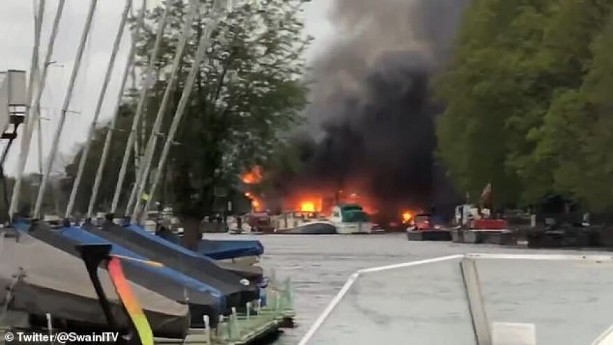 Δυτικό Λονδίνο: Μεγάλη φωτιά στον Τάμεση - Δείτε φωτογραφίες