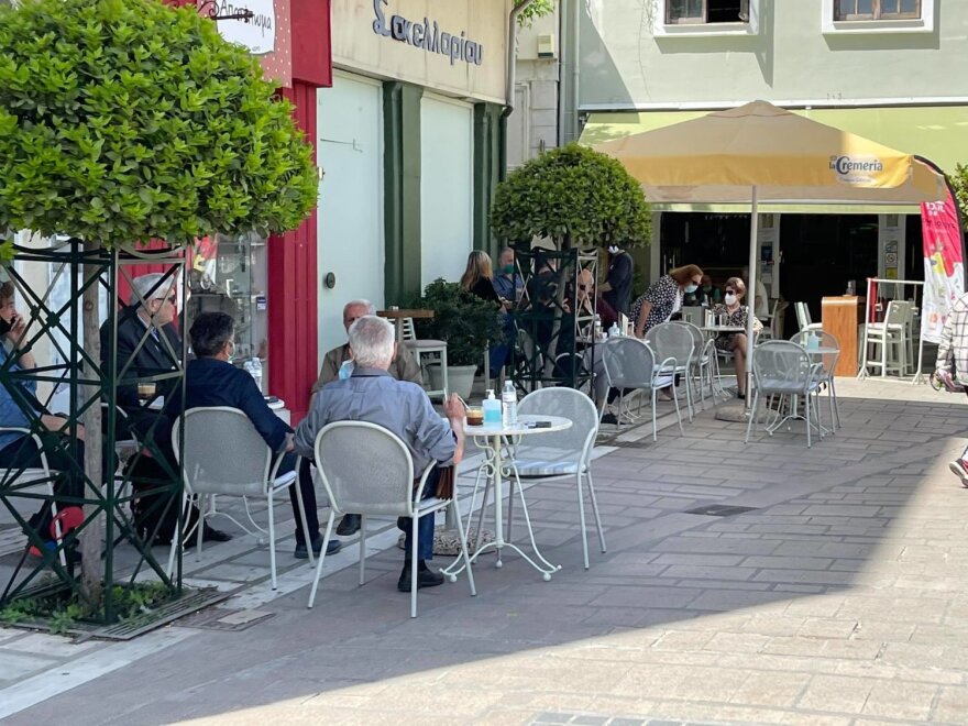 Λάρισα: Δεν πρόλαβαν να... ανοίξουν και γέμισαν οι καφετέριες  - Δείτε φωτογραφίες