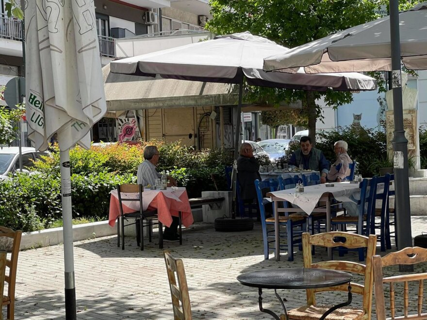 Λάρισα: Δεν πρόλαβαν να... ανοίξουν και γέμισαν οι καφετέριες  - Δείτε φωτογραφίες