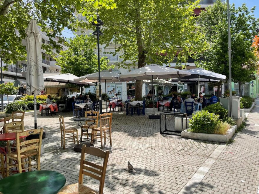 Λάρισα: Δεν πρόλαβαν να... ανοίξουν και γέμισαν οι καφετέριες  - Δείτε φωτογραφίες