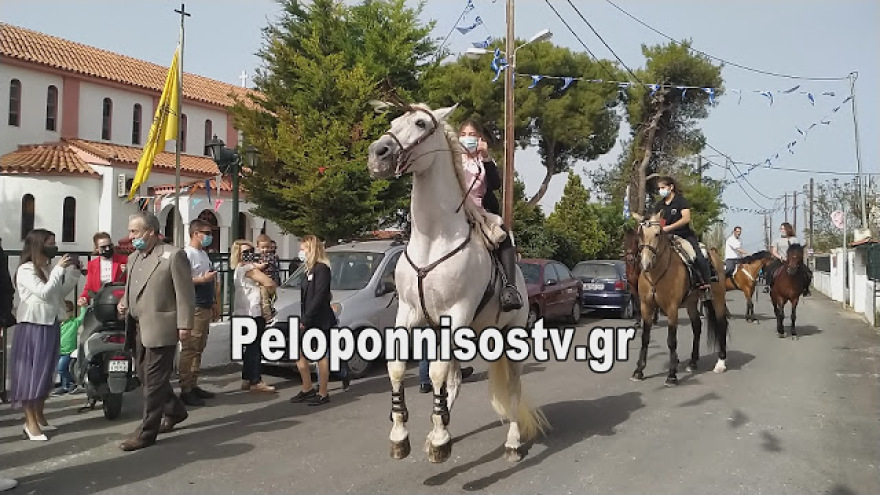 Οι καβαλάρηδες του Αϊ-Γιώργη στην Κόρινθο - Δείτε βίντεο και φωτογραφίες