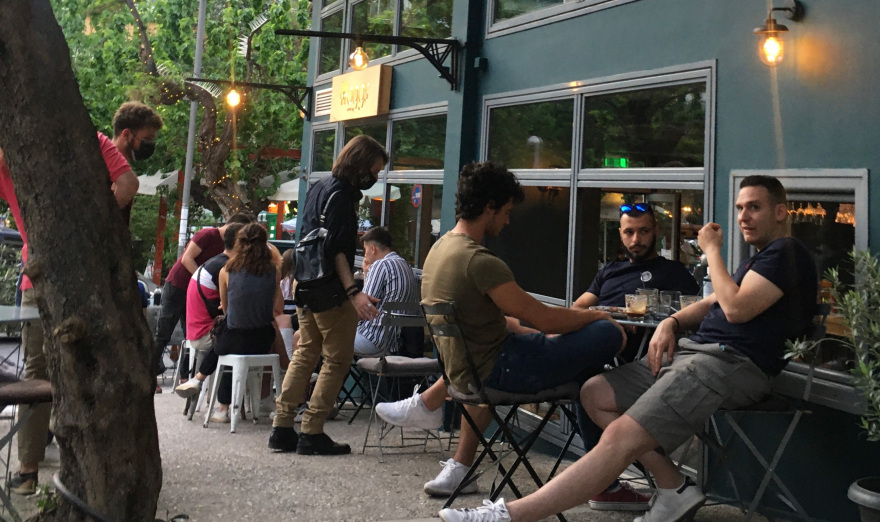 Άνοιξε μετά από έξι μήνες η εστίαση: Πλημμύρισαν από κόσμο καφέ και μπαρ στην Αττική - (Φωτο, Βίντεο)