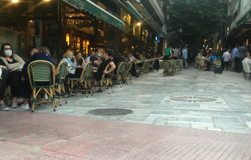 Άνοιξε μετά από έξι μήνες η εστίαση: Πλημμύρισαν από κόσμο καφέ και μπαρ στην Αττική - (Φωτο, Βίντεο)