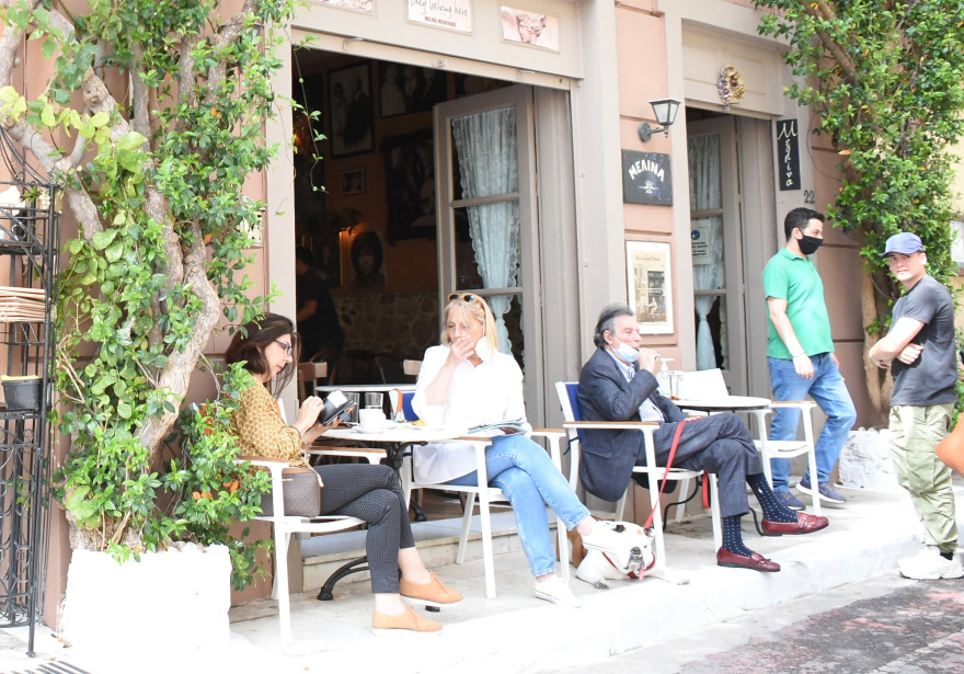 Άνοιξε μετά από έξι μήνες η εστίαση: Πλημμύρισαν από κόσμο καφέ και μπαρ στην Αττική - (Φωτο, Βίντεο)