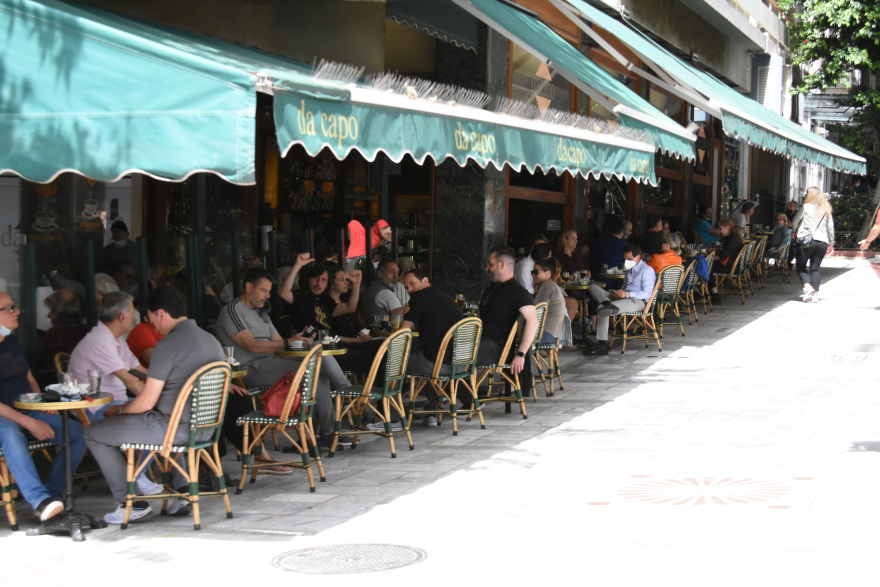 Άνοιξε μετά από έξι μήνες η εστίαση: Πλημμύρισαν από κόσμο καφέ και μπαρ στην Αττική - (Φωτο, Βίντεο)