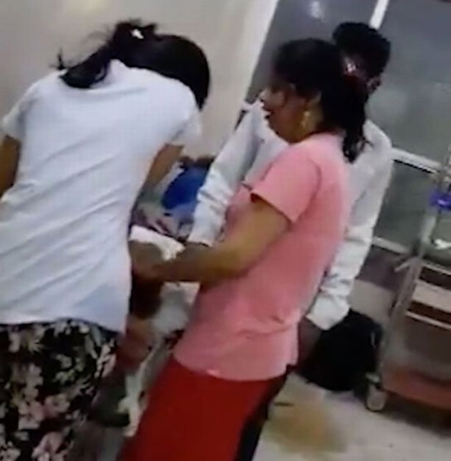 Κορωνοϊός - Βίντεο: Γυναίκα στην Ινδία επιχειρεί ανάνηψη στόμα με στόμα στη μητέρα της