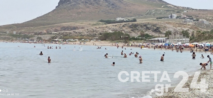 «Βούλιαξαν» οι παραλίες με... σύμμαχο τον καλό καιρό 