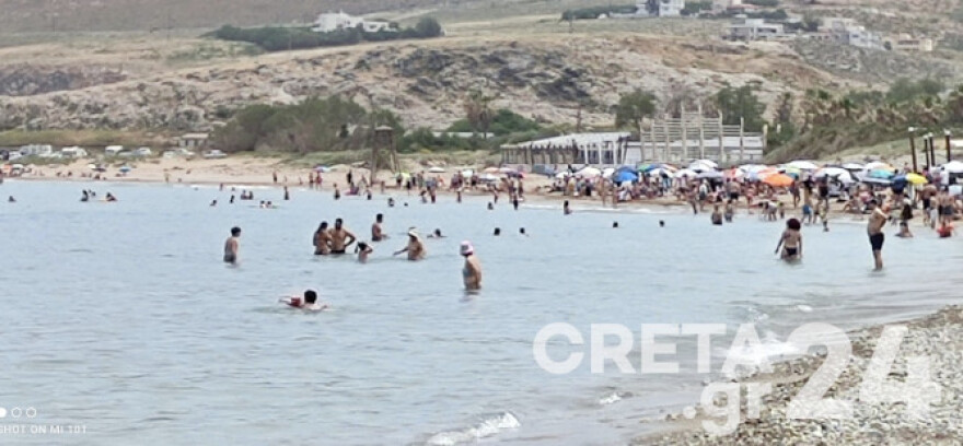 «Βούλιαξαν» οι παραλίες με... σύμμαχο τον καλό καιρό 