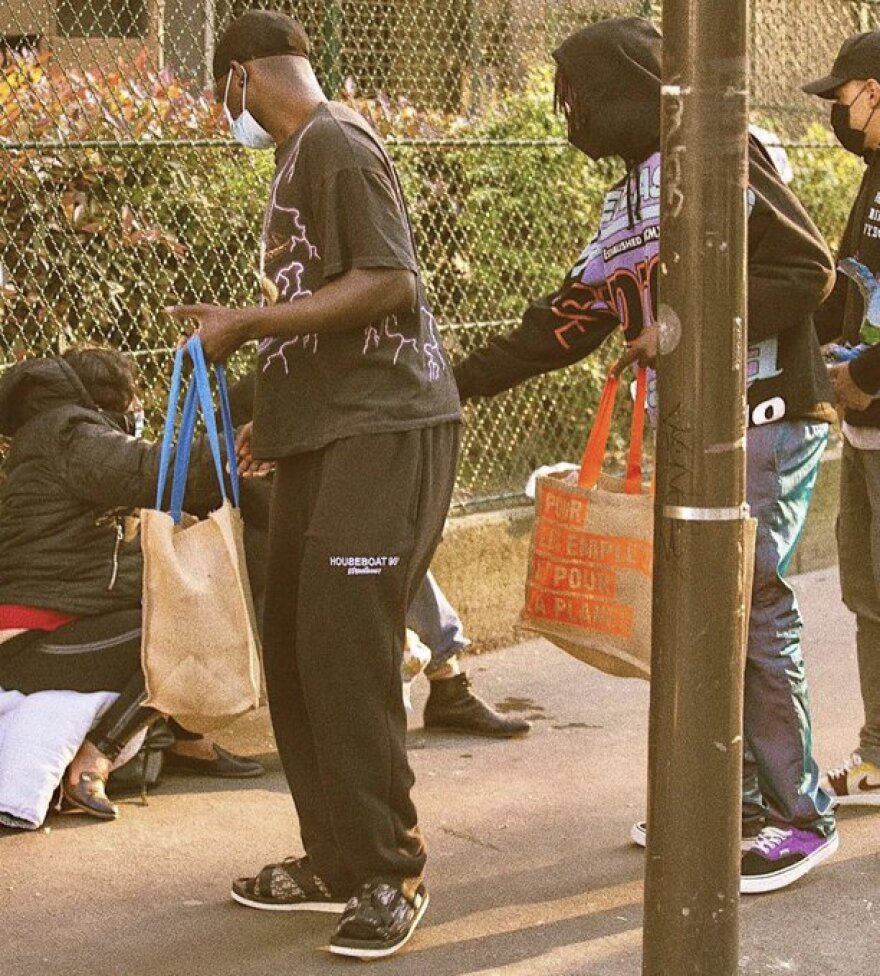 Παρί Σεν Ζερμέν: Ο Μόιζε Κιν μοίρασε φαγητό σε άστεγους