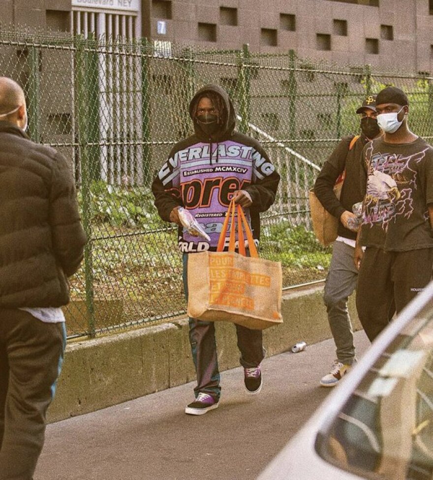 Παρί Σεν Ζερμέν: Ο Μόιζε Κιν μοίρασε φαγητό σε άστεγους