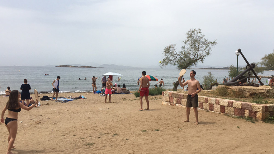 «Βούλιαξαν» οι παραλίες με... σύμμαχο τον καλό καιρό 