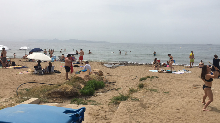 «Βούλιαξαν» οι παραλίες με... σύμμαχο τον καλό καιρό 