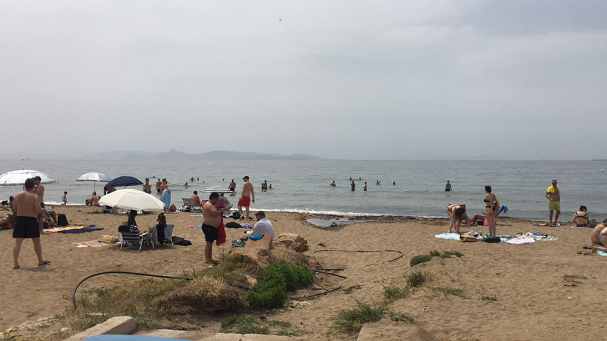 «Βούλιαξαν» οι παραλίες με... σύμμαχο τον καλό καιρό 
