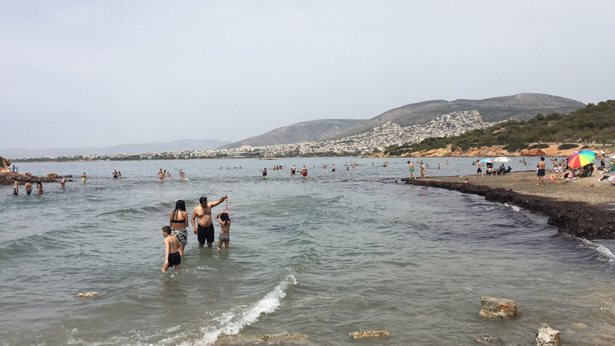 «Βούλιαξαν» οι παραλίες με... σύμμαχο τον καλό καιρό 