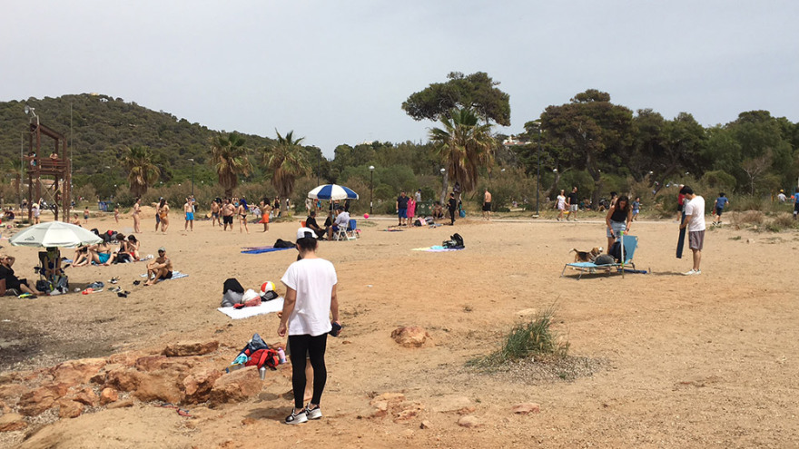 «Βούλιαξαν» οι παραλίες με... σύμμαχο τον καλό καιρό 