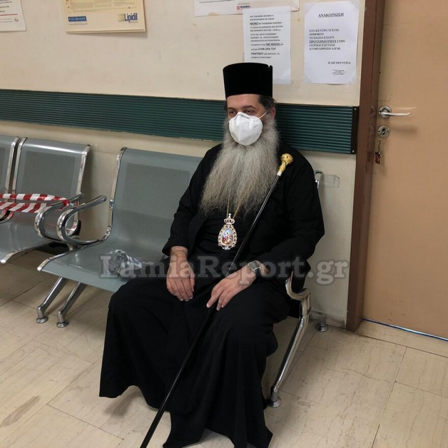 Κορωνοϊός: Εμβολιάστηκε με AstraZeneca ο Μητροπολίτης Φθιώτιδος Συμεών