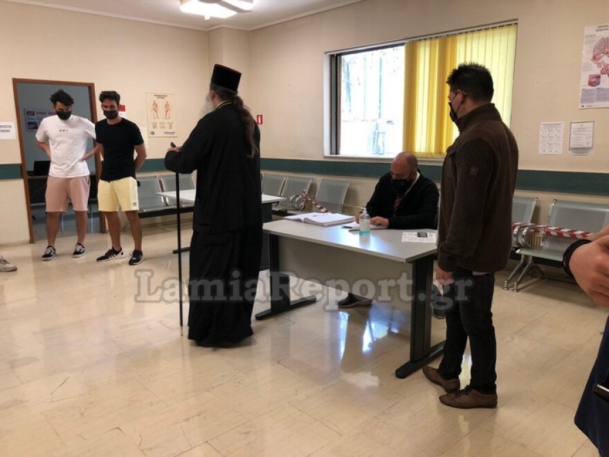 Κορωνοϊός: Εμβολιάστηκε με AstraZeneca ο Μητροπολίτης Φθιώτιδος Συμεών