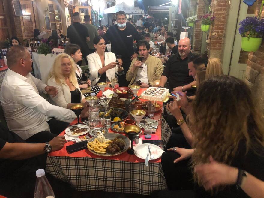 Τρίκαλα: «Χαμός» στις ταβέρνες - Δείτε βίντεο και φωτογραφίες