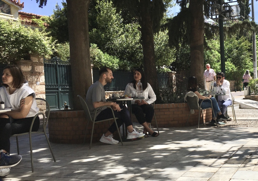Εστίαση: Γεμάτα τα τραπέζια στις καφετέριες και σήμερα - Απολαμβάνουν τον ήλιο, πίνοντας καφέ οι Αθηναίοι 