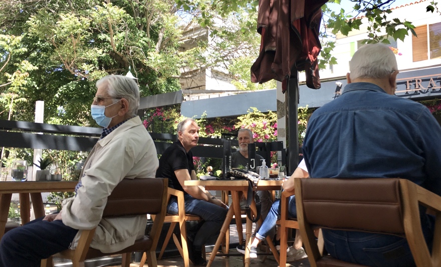 Εστίαση: Γεμάτα τα τραπέζια στις καφετέριες και σήμερα - Απολαμβάνουν τον ήλιο, πίνοντας καφέ οι Αθηναίοι 