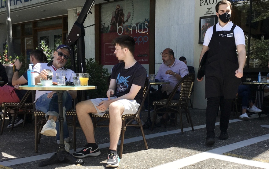 Εστίαση: Γεμάτα τα τραπέζια στις καφετέριες και σήμερα - Απολαμβάνουν τον ήλιο, πίνοντας καφέ οι Αθηναίοι 