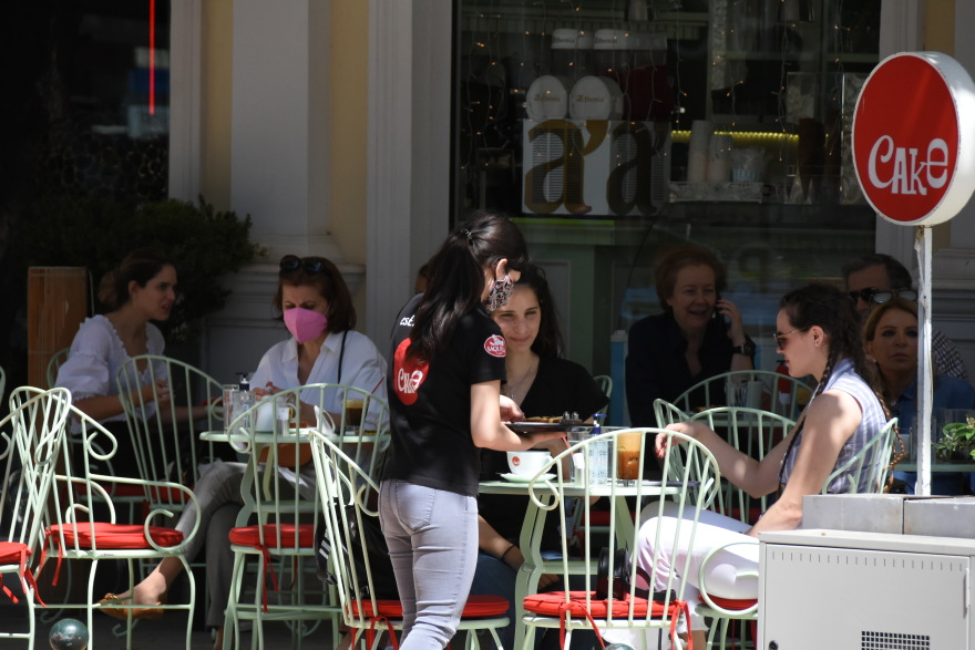 Εστίαση: Γεμάτα τα τραπέζια στις καφετέριες και σήμερα - Απολαμβάνουν τον ήλιο, πίνοντας καφέ οι Αθηναίοι 