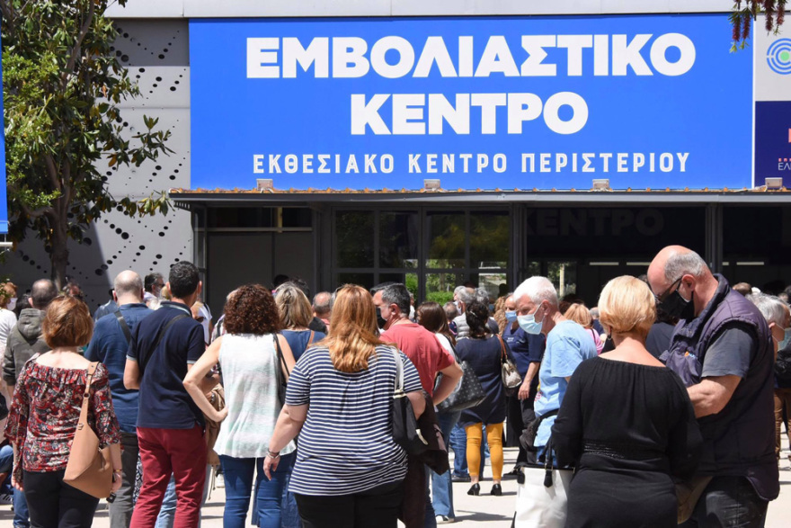Εμβολιασμοί - Περιστέρι: «Αρρυθμίες» στο ίντερνετ έφεραν ουρές και καθυστερήσεις