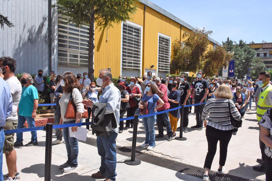 Εμβολιασμοί - Περιστέρι: «Αρρυθμίες» στο ίντερνετ έφεραν ουρές και καθυστερήσεις