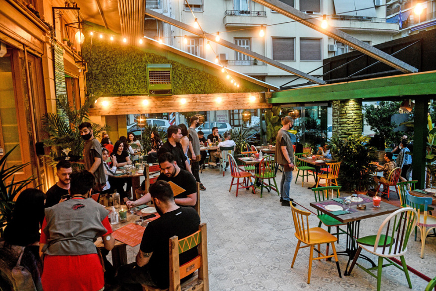 Εστίαση: Δυναμική η επανεκκίνηση - Ανοικτά πάνω από τα μισά μαγαζιά - Προσδοκίες και στο λιανεμπόριο