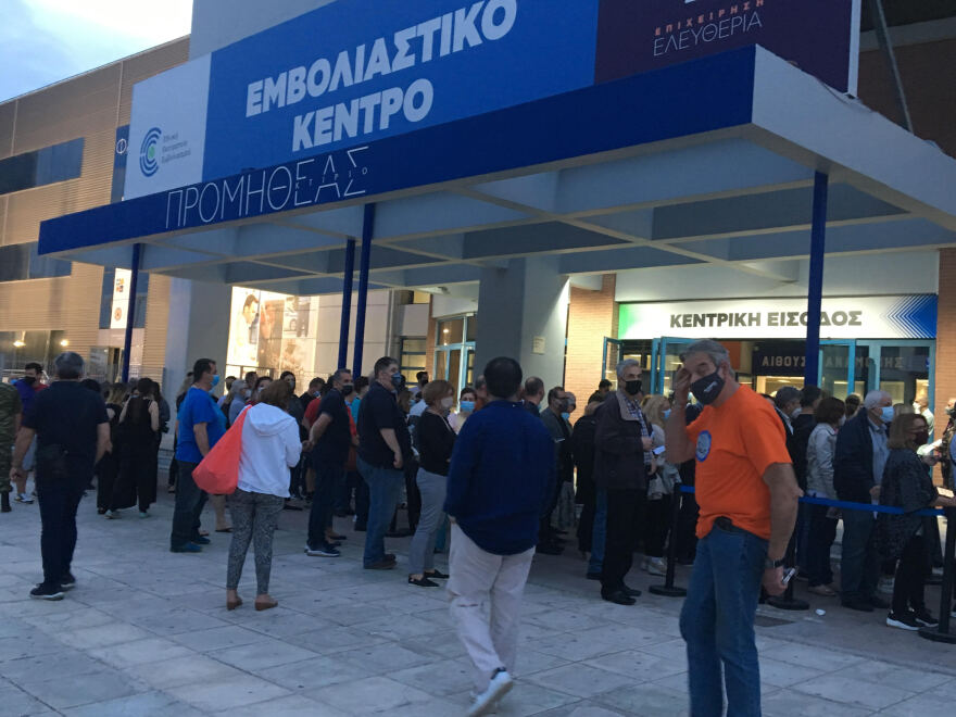 Εμβολιασμοί: Κοσμοσυρροή, καθυστερήσεις αλλά και ρεκόρ με 108.576 εμβόλια σε μια μέρα