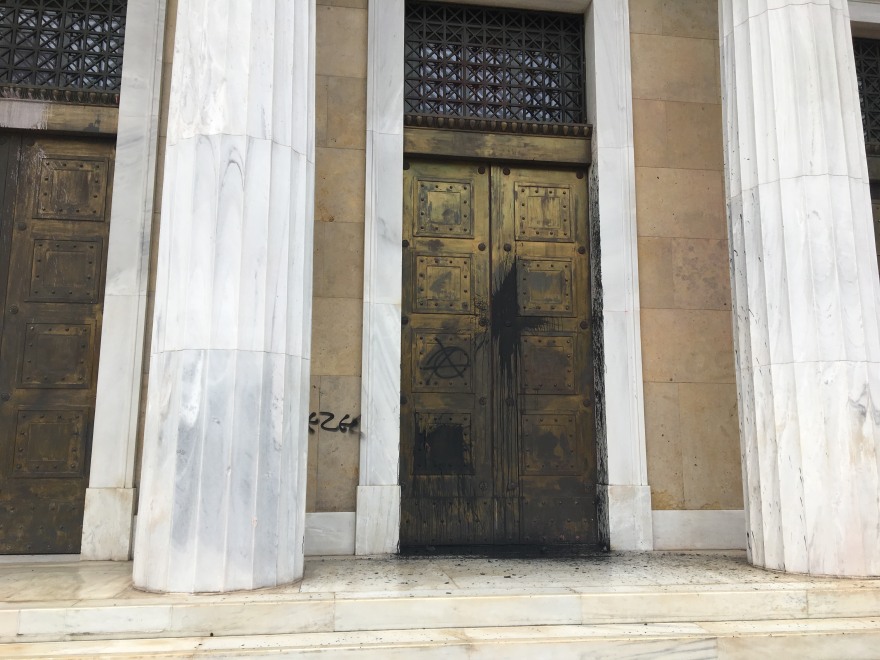 Επεισόδια με μολότοφ στις συγκεντρώσεις στο κέντρο της Αθήνας - Δείτε βίντεο