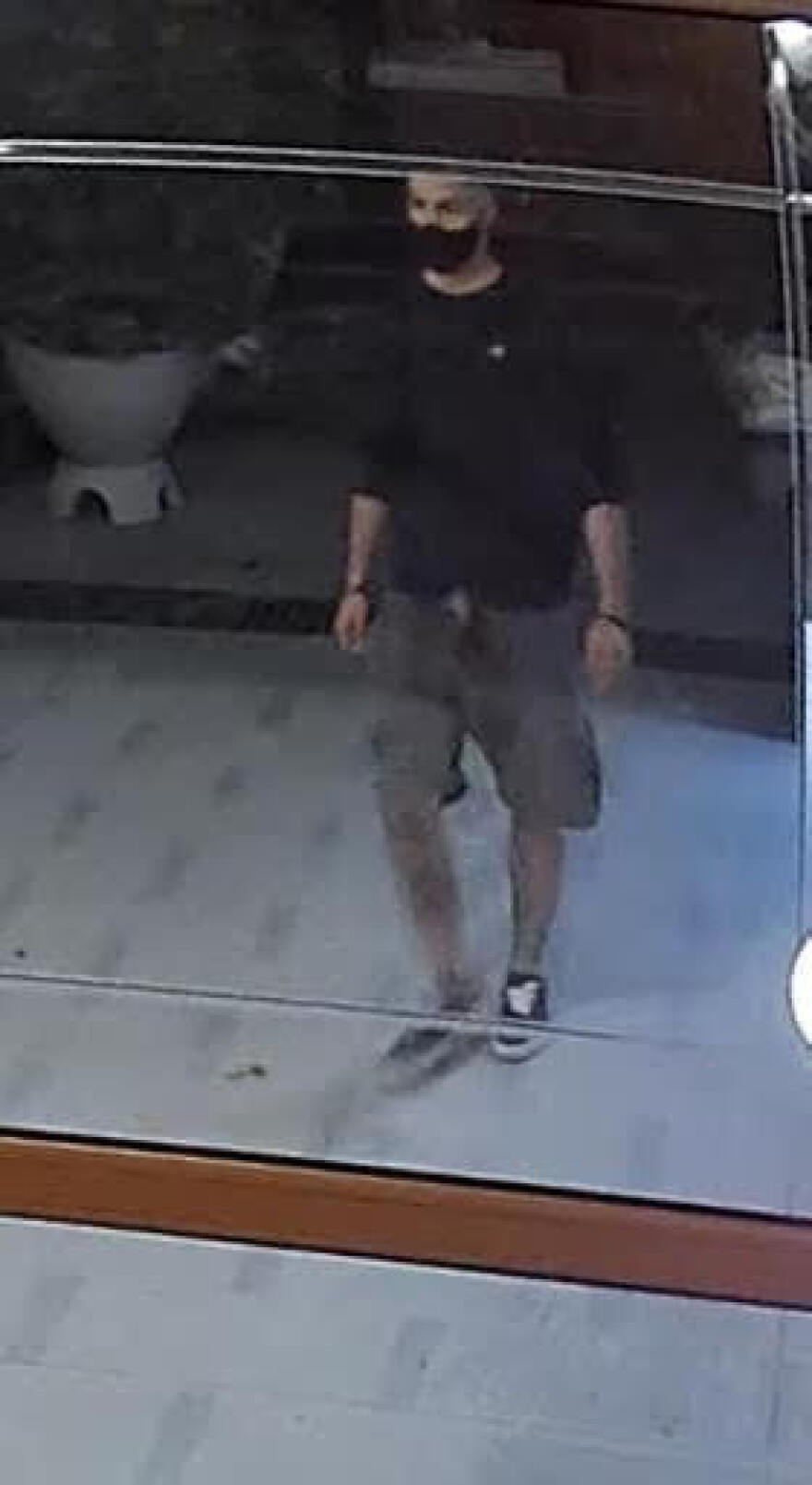 Νέα Σμύρνη: Κοπέλα καταγγέλλει ότι άγνωστος την ακολούθησε «με το μόριό του έξω» - Τον κατέγραψε κάμερα ασφαλείας 