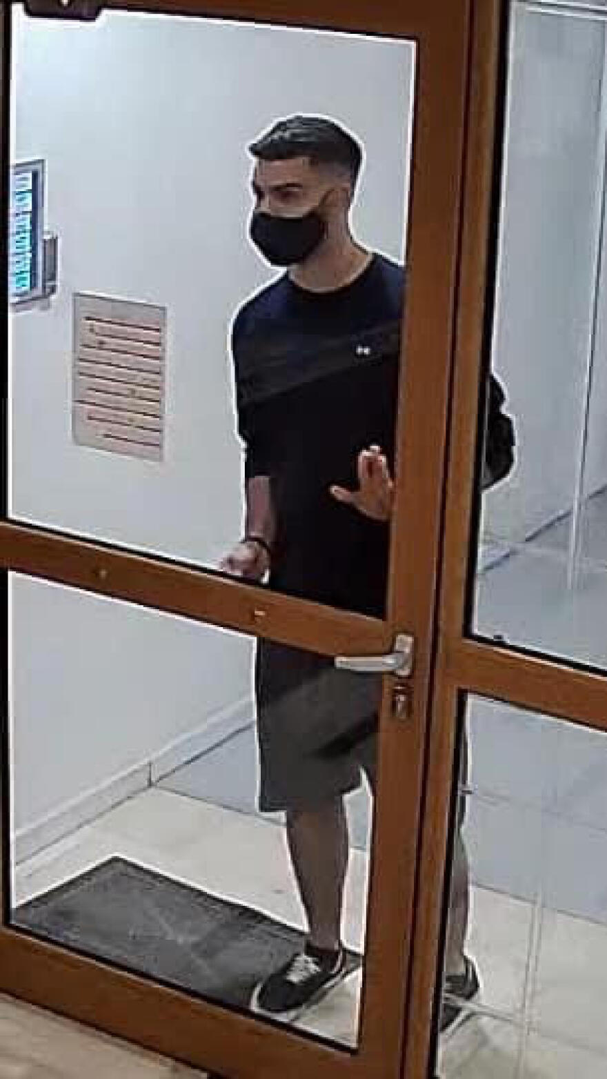 Νέα Σμύρνη: Κοπέλα καταγγέλλει ότι άγνωστος την ακολούθησε «με το μόριό του έξω» - Τον κατέγραψε κάμερα ασφαλείας 