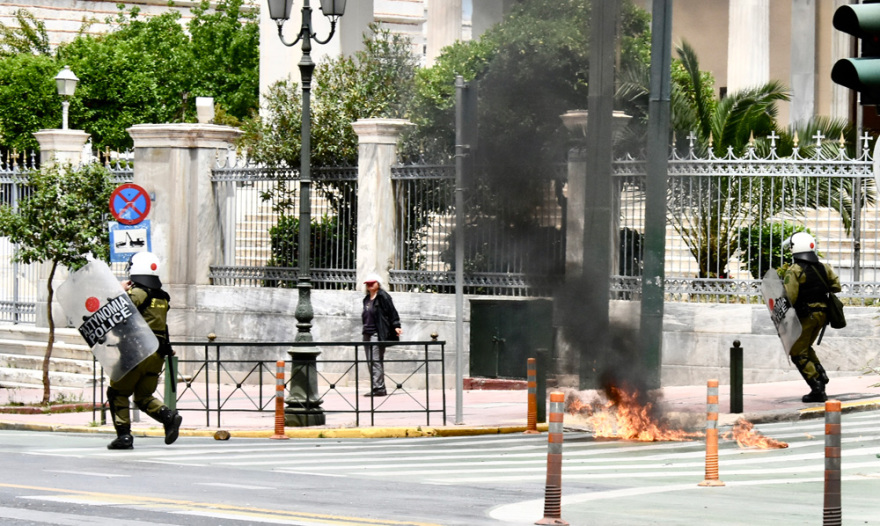 Επεισόδια με μολότοφ στις συγκεντρώσεις στο κέντρο της Αθήνας - Δείτε βίντεο