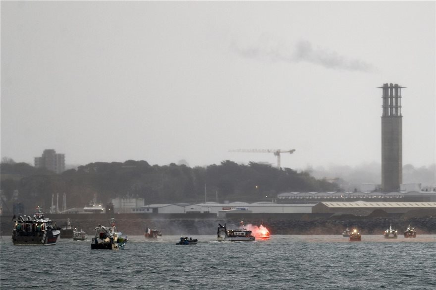 «Ναυμαχία» στη Μάγχη: Γαλλικό αλιευτικό πέφτει πάνω σε βρετανικό σκάφος - Δείτε βίντεο