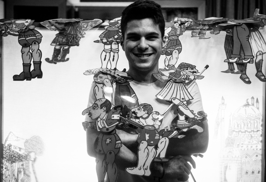 Ο 20χρονος καραγκιοζοπαίχτης που θέλει να γίνει ο σύγχρονος Σπαθάρης 