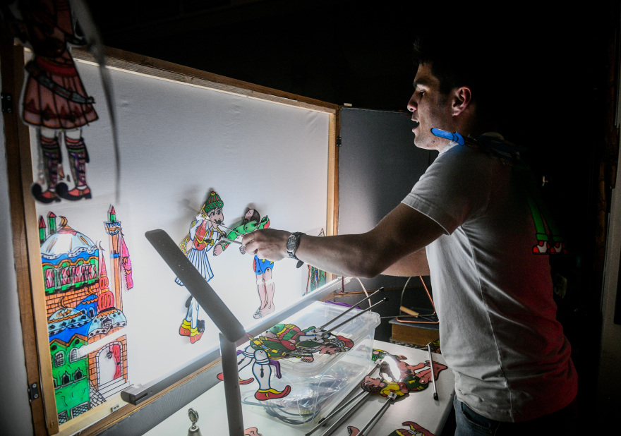 Ο 20χρονος καραγκιοζοπαίχτης που θέλει να γίνει ο σύγχρονος Σπαθάρης 