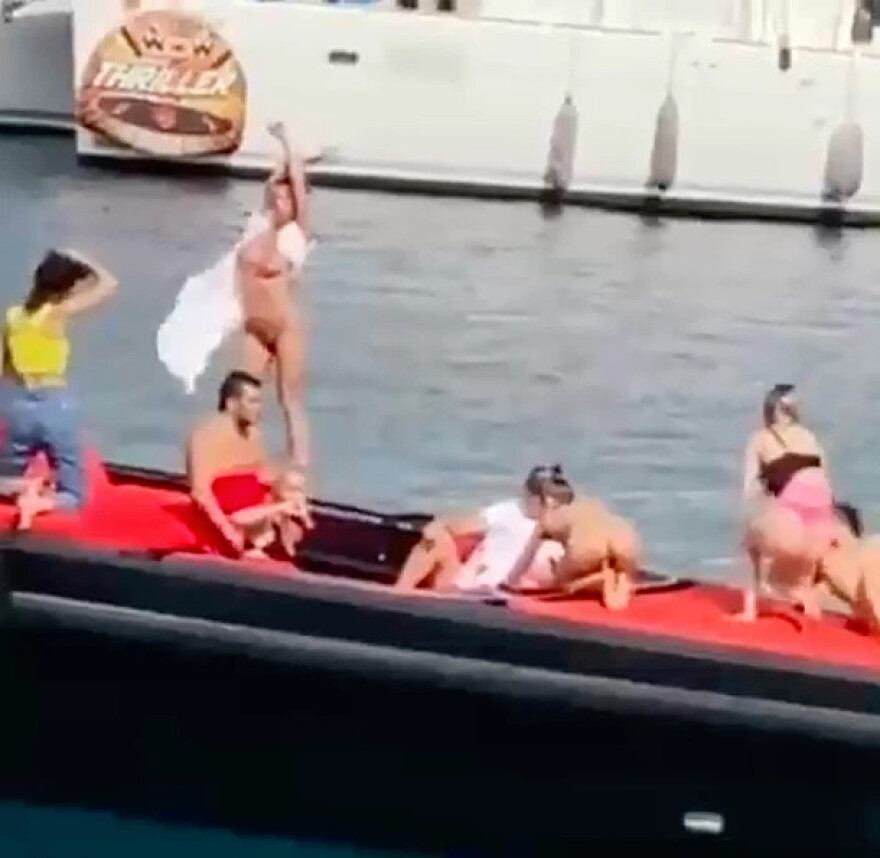 Σάλος στην Τουρκία με μοντέλα... αλά Ντουμπάι να ποζάρουν ολόγυμνα εν μέσω Ραμαζανιού