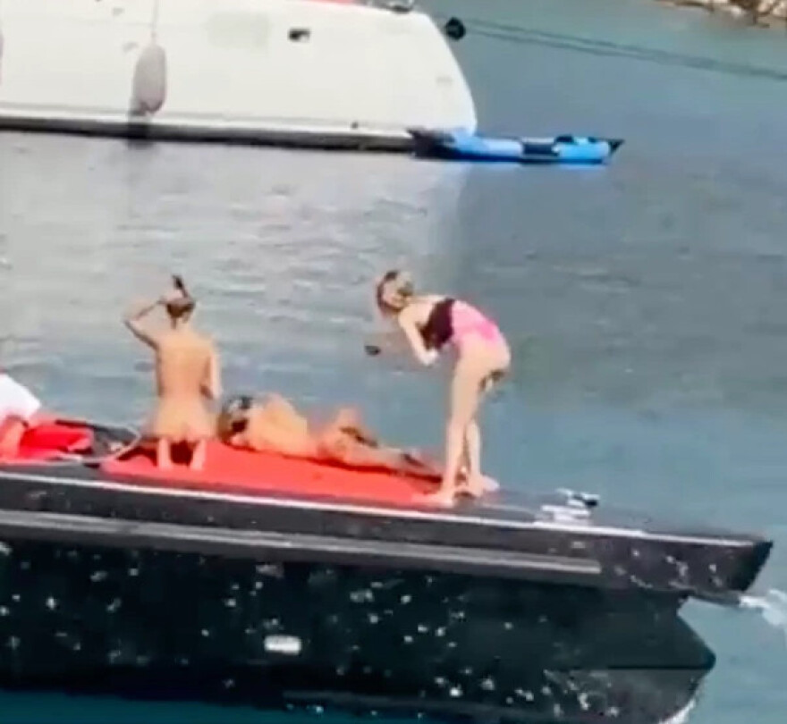 Σάλος στην Τουρκία με μοντέλα... αλά Ντουμπάι να ποζάρουν ολόγυμνα εν μέσω Ραμαζανιού