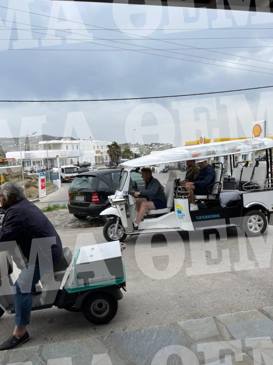 Γκόρντον Ράμσει: Με tuk tuk στη Μύκονο ο σεφ με την περιουσία των 200 εκατ. λιρών
