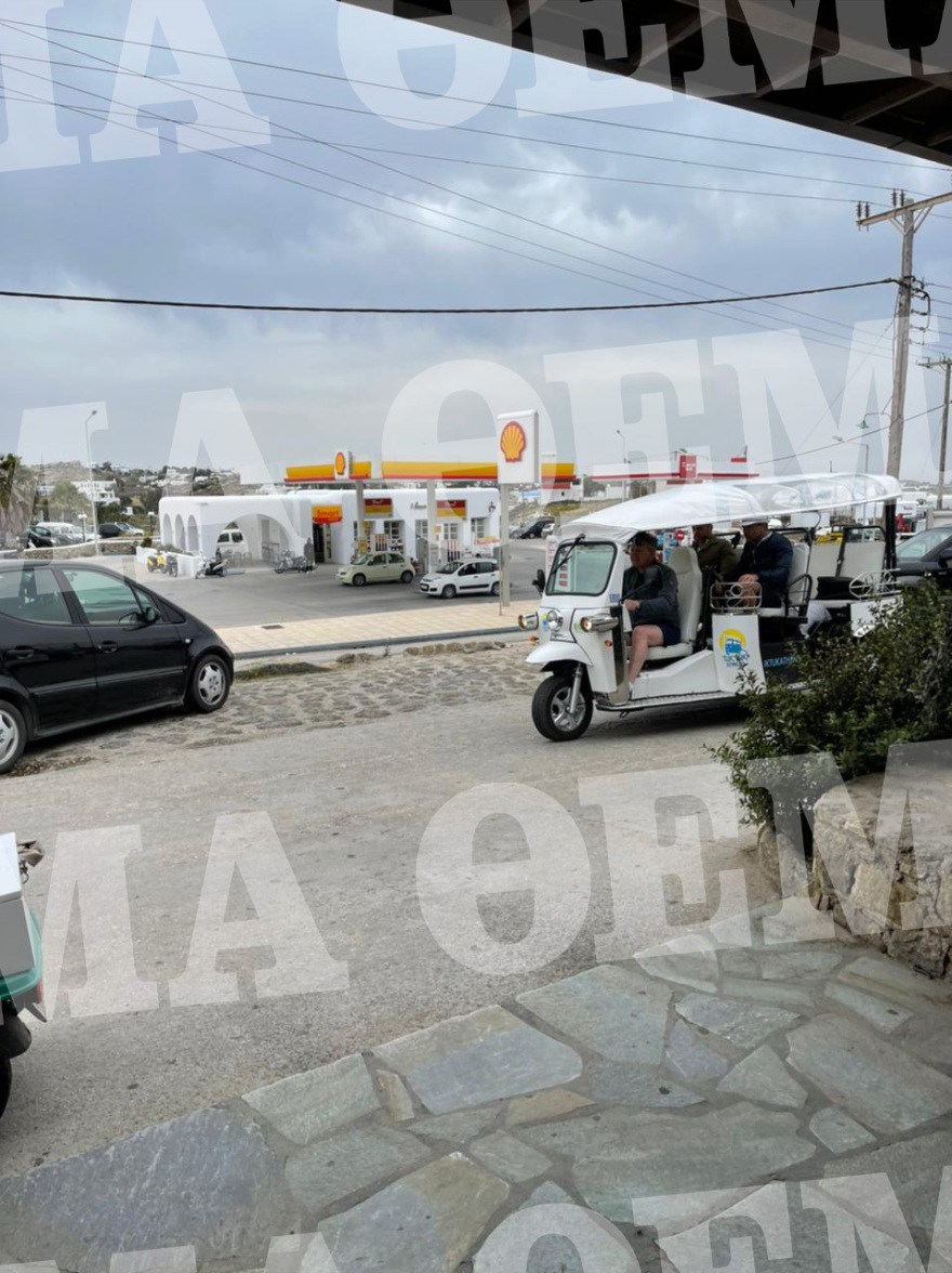 Γκόρντον Ράμσει: Με tuk tuk στη Μύκονο ο σεφ με την περιουσία των 200 εκατ. λιρών