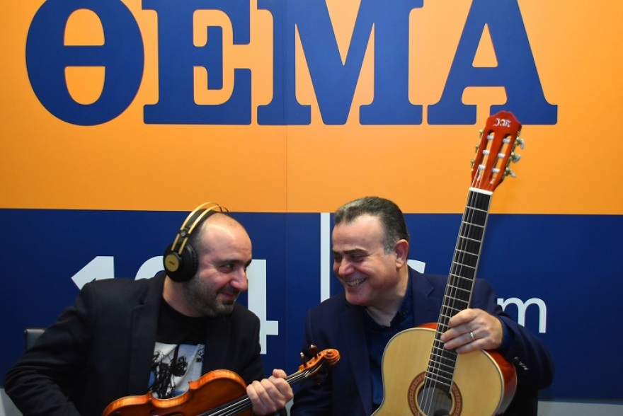 ΘΕΜΑ 104,6: Ο Βασίλης Καζούλης ερμηνεύει το «Αλμυρό φιλί» στην εκπομπή «Μεταξύ σοβαρού και αστείου»