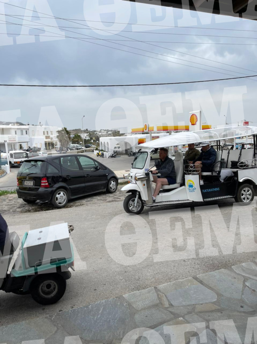 Γκόρντον Ράμσει: Με tuk tuk στη Μύκονο ο σεφ με την περιουσία των 200 εκατ. λιρών