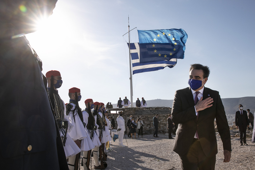 Ημέρα της Ευρώπης: Έπαρση της ελληνικής και της ευρωπαϊκής σημαίας στην Ακρόπολη παρουσία Σακελλαροπούλου – Σχοινά